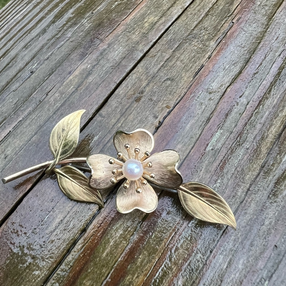 Vintage Gold Tone Dogwood Leaves Pearl Pin/Brooch Length 2.5”